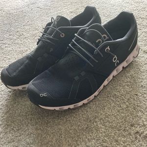 Men size 10, oncloud shoes.